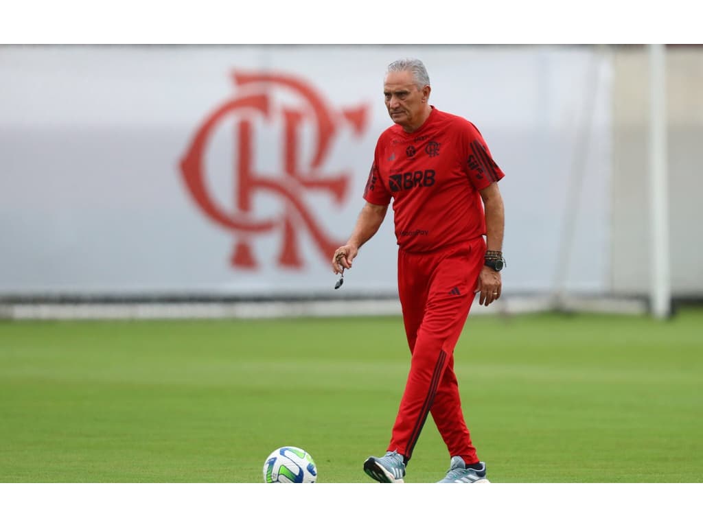 Tite aproveita férias no Flamengo e faz cirurgia no joelho