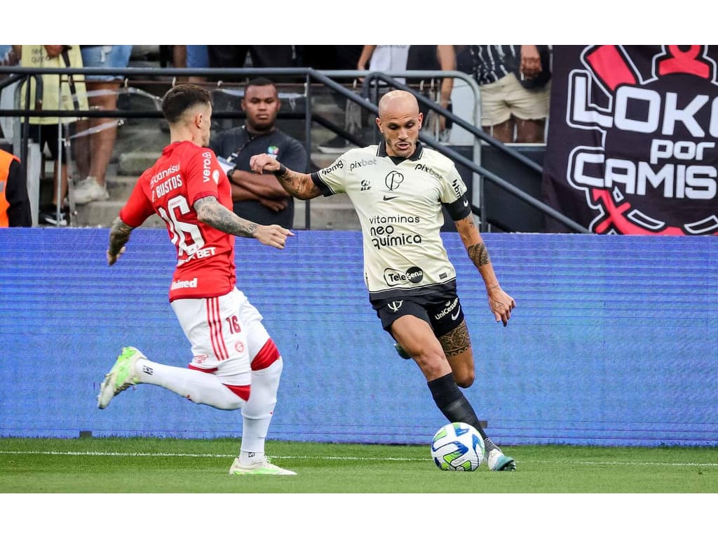 Após Fábio Santos, torcedores do Corinthians pedem saída de outros jogadores: 