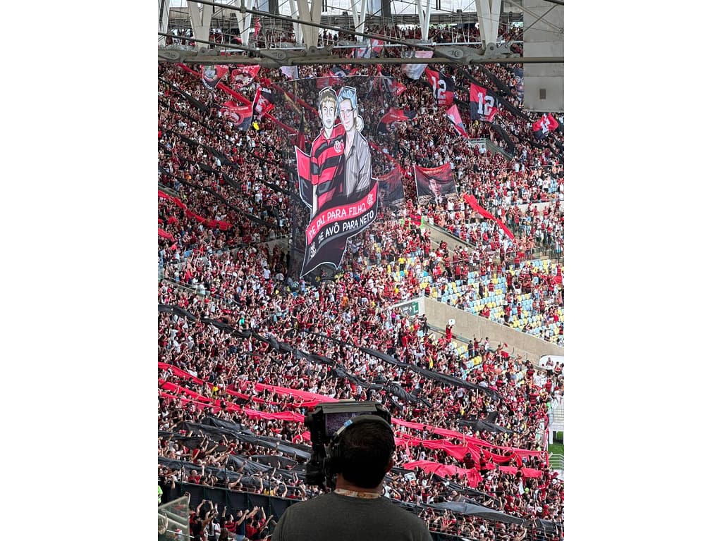 Mosaicos, taças no gramado e mais: as homenagens do Flamengo para Filipe Luís e Rodrigo Caio