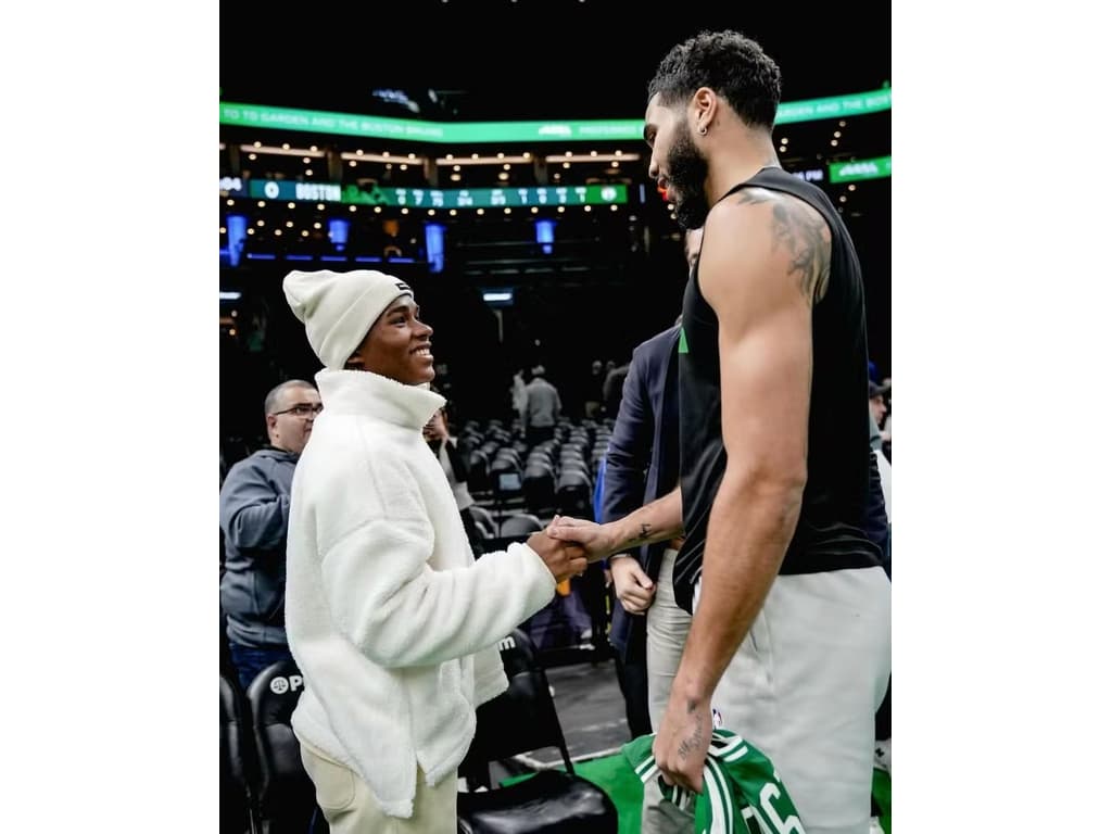 Endrick conhece astro da NBA e troca camisa