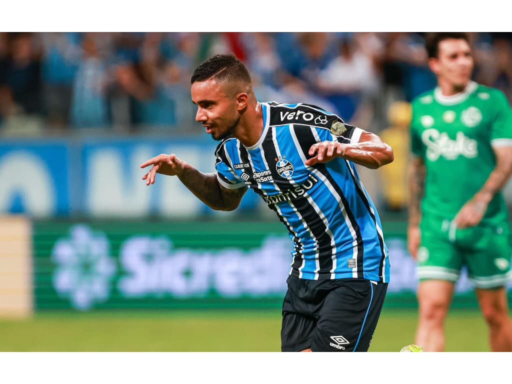 Grêmio conquista terceira vitória consecutiva e assume liderança do Campeonato Gaúcho.