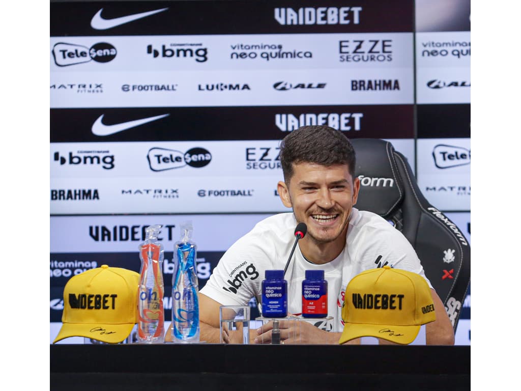 Tímido, Hugo se define como lateral equilibrado e exalta torcida do Corinthians: 