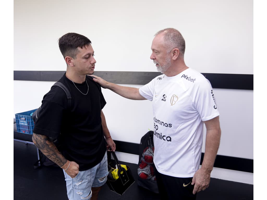 Com quatro reforços, Corinthians se reapresenta e inicia testes físicos no CT