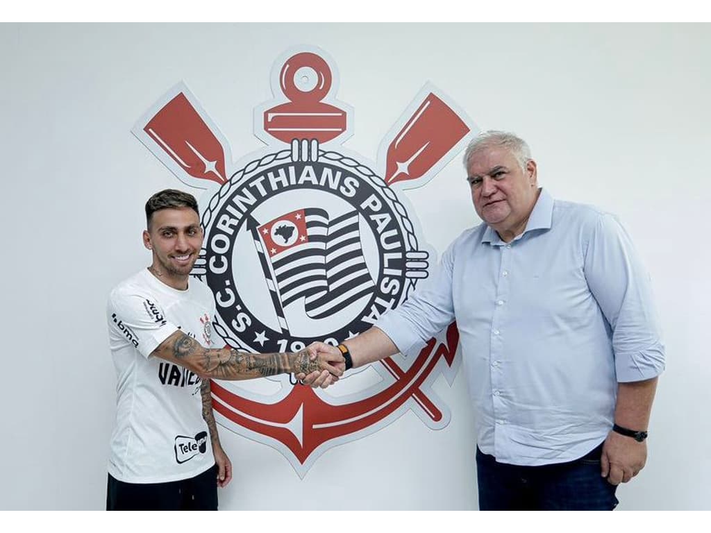Corinthians anuncia renovação de contrato com Gustavo Mosquito