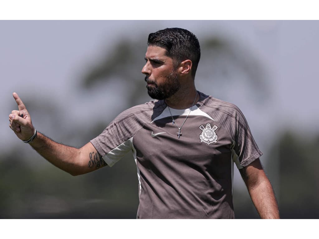 Corinthians quita penalidade, António Oliveira assume comando em jogo contra Portuguesa.