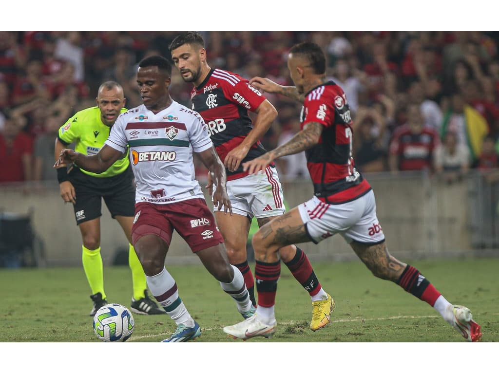 Flamengo x Fluminense: transmissão, escalações e horário do clássico no Carioca.