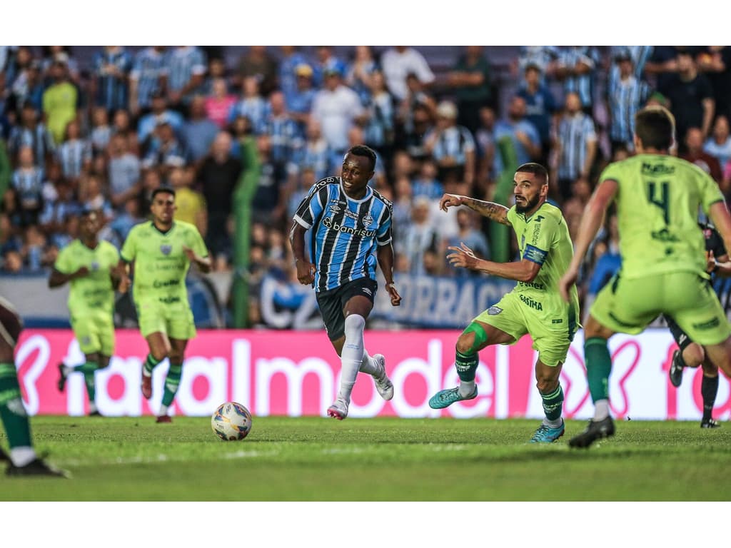 Grêmio segue em ascensão na tabela e assume liderança do Gauchão.