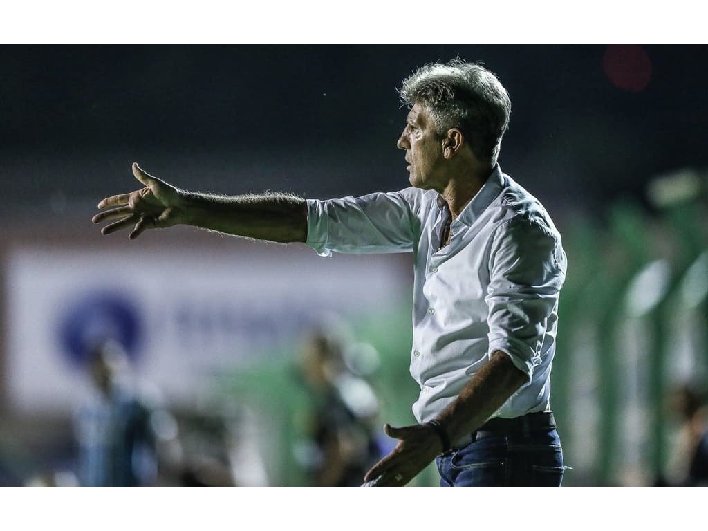 Renato Gaúcho critica Federação Gaúcha por dificultar disputa do estadual pelo Grêmio.