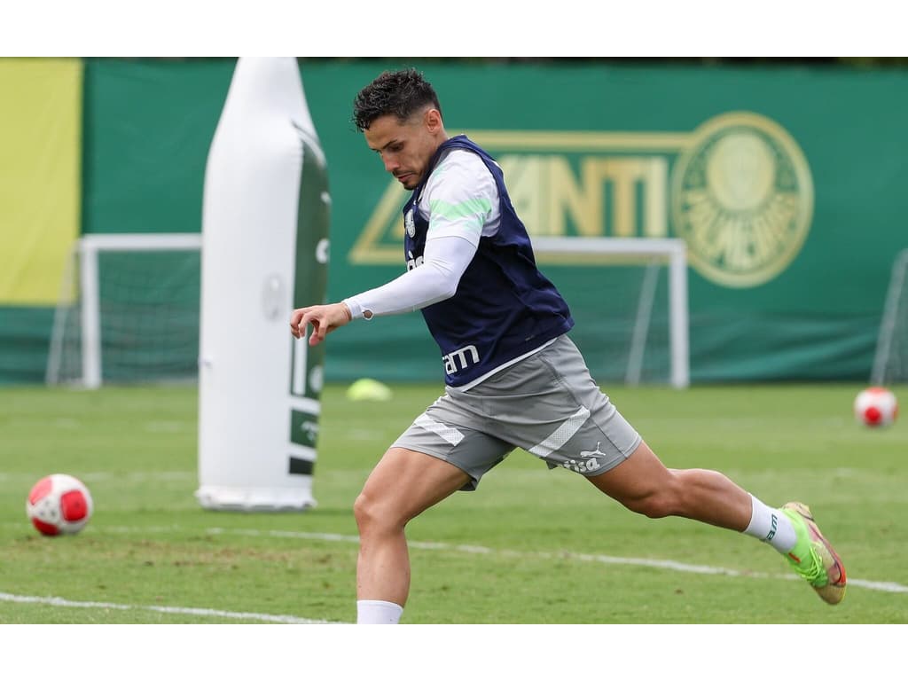 Raphael Veiga pronto para retorno ao Palmeiras após início goleador no ano.