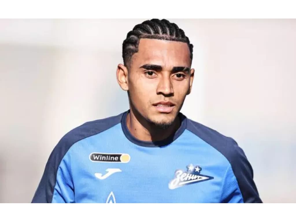 Ex-Corinthians realiza exames e é apresentado como reforço pelo Grêmio em 2024.