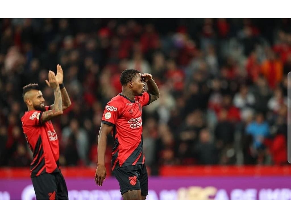 Corinthians encaminha contratação de zagueiro do Athletico-PR para contrato até 2024.