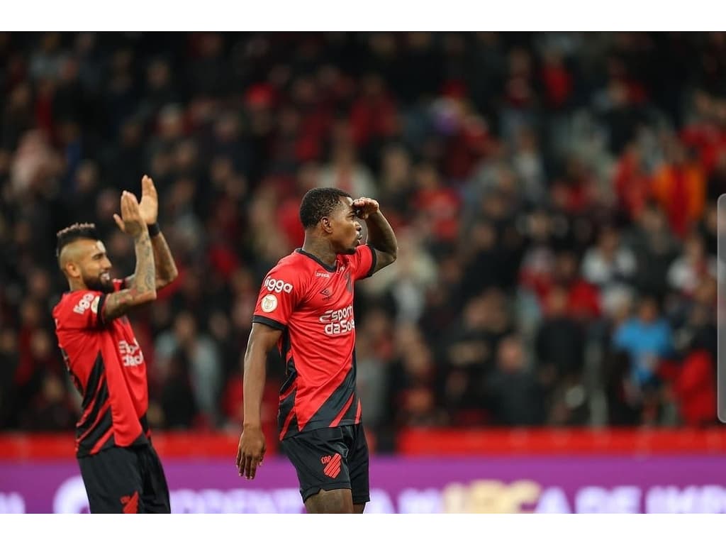 Corinthians busca reforço na zaga do Athletico-PR para fortalecer elenco no Paulistão.