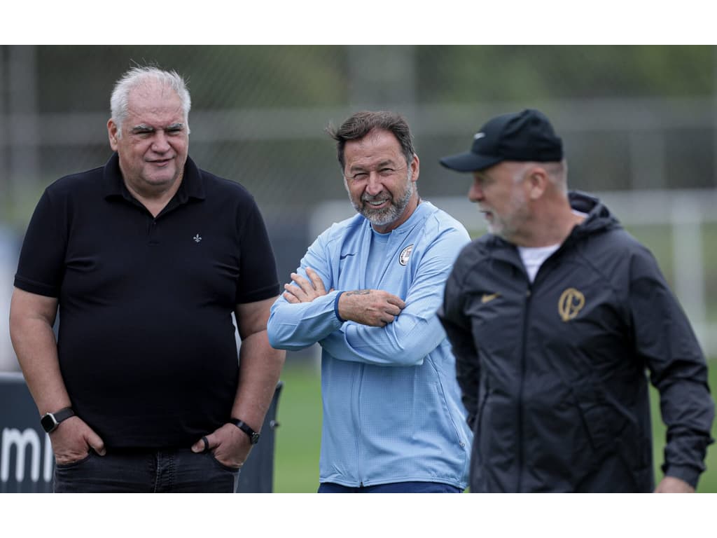 Ex-jogador aponta preocupação no Corinthians e isenta diretoria de culpa.