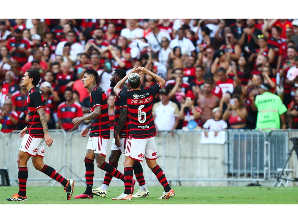 Ayrton Lucas desbanca concorrência e causa dilema a Tite na lateral esquerda.