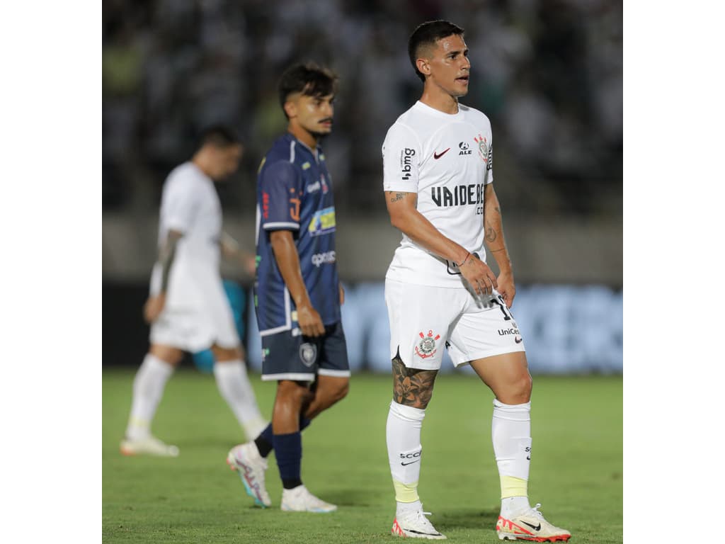 ESTÁ ACHANDO QUE É CR7? Torcida do Corinthians critica Rojas