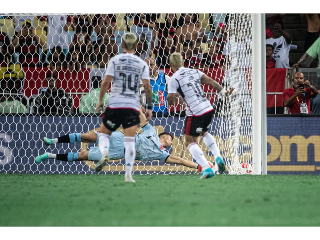 Flamengo domina o clássico, mas desperdiça chances e pênalti crucial para vitória.