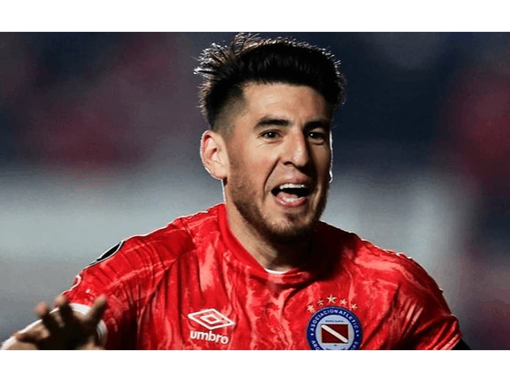 Cruzeiro contrata defensor argentino do Juniors para reforçar sua zaga.