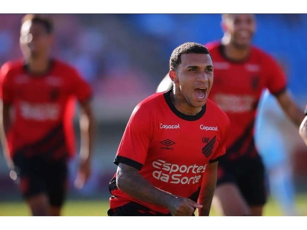 Athletico-PR afasta atacante; joia com multa pode retornar ao Flamengo.