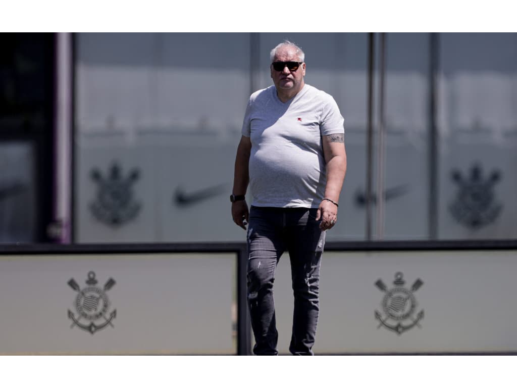 Diretor corintiano quebra vidro de camarote e Palmeiras aciona polícia.