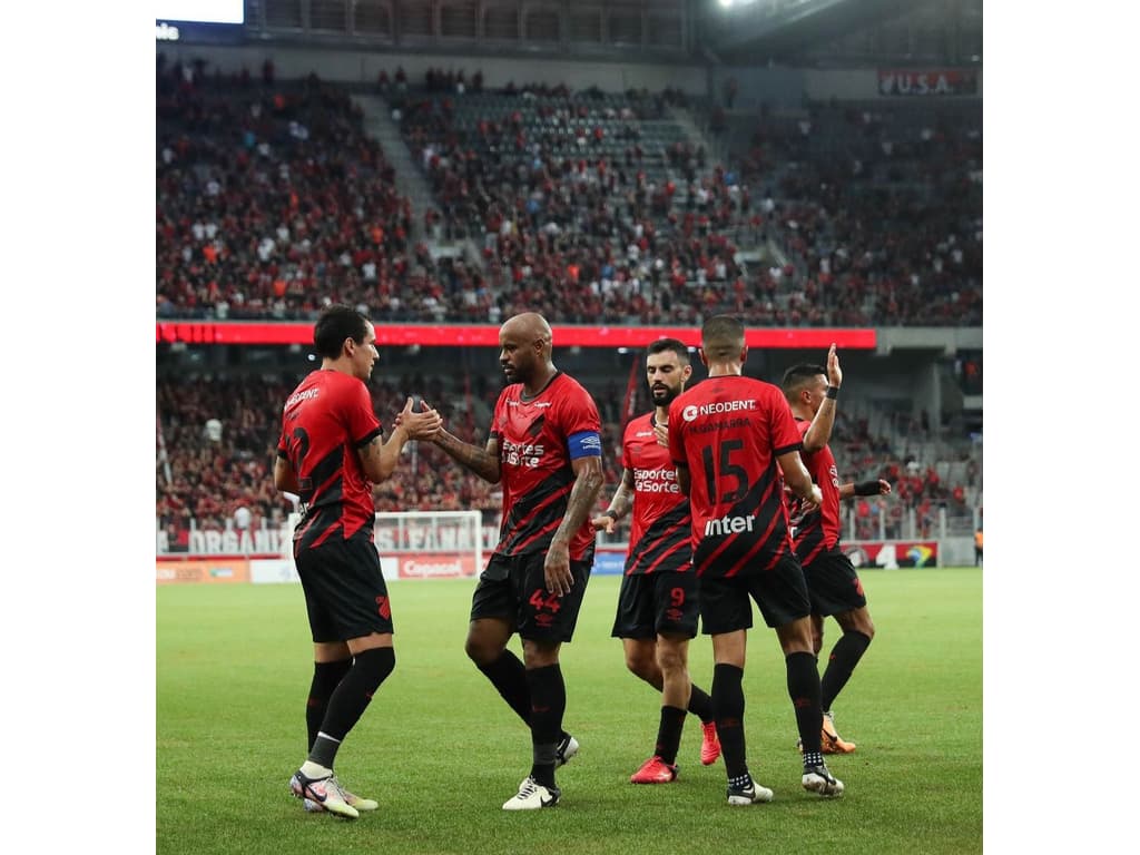 Zagueiro revela interesse do Corinthians após pedido de António Oliveira