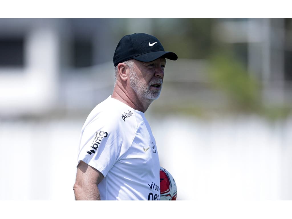 Mano Menezes destaca desafios do futebol e defende diretoria do Corinthians