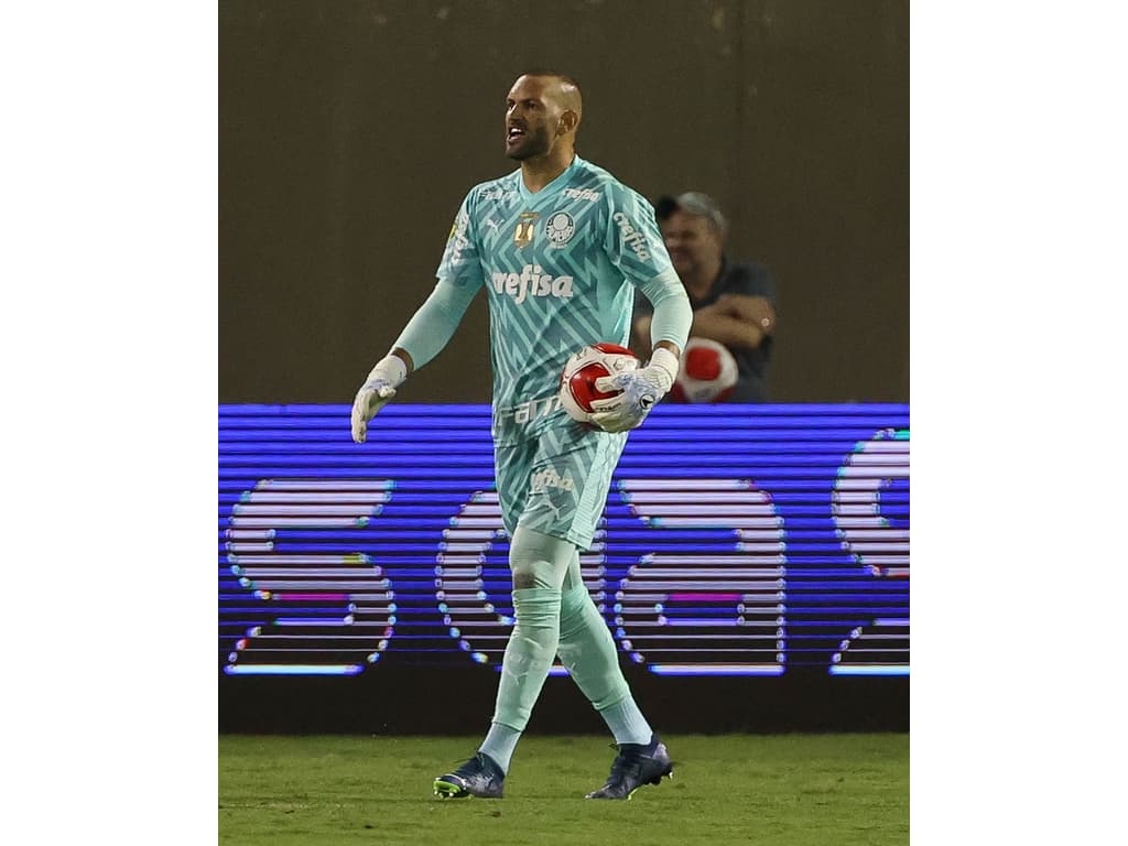 Torcedores criticam atuação de Weverton após gol do São Paulo no clássico.