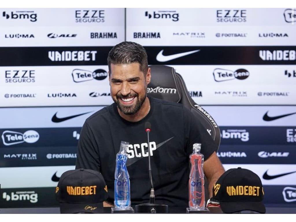 António Oliveira enaltece Corinthians como gigante do futebol mundial em celebração da vitória.