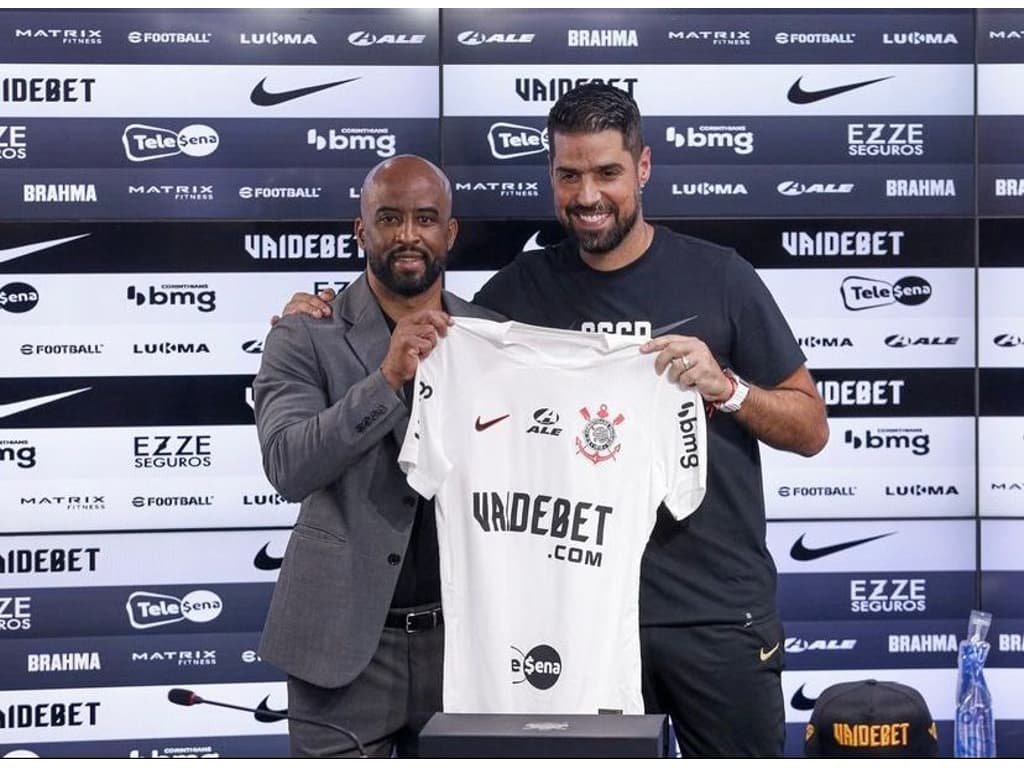 António Oliveira prefere permanecer no Corinthians por motivos pessoais e conforto.