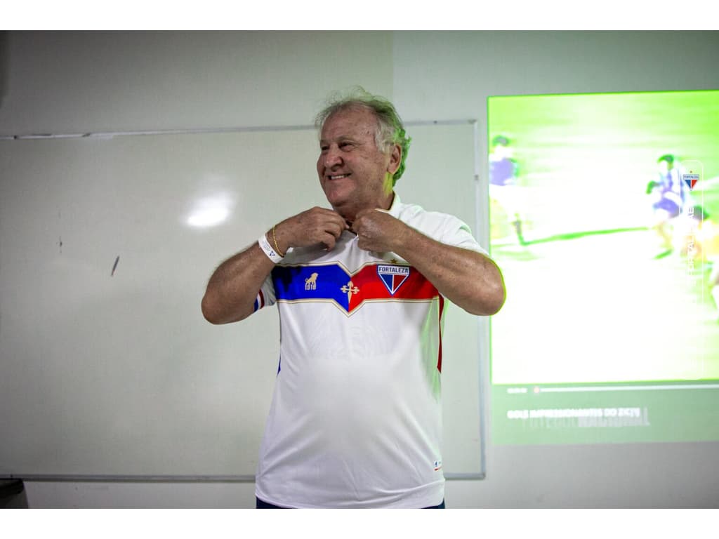 Ídolo do Flamengo e da Seleção, Zico visita CT da base do Fortaleza.