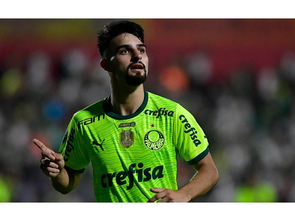 Palmeiras supera Portuguesa no segundo tempo e lidera o Paulistão.
