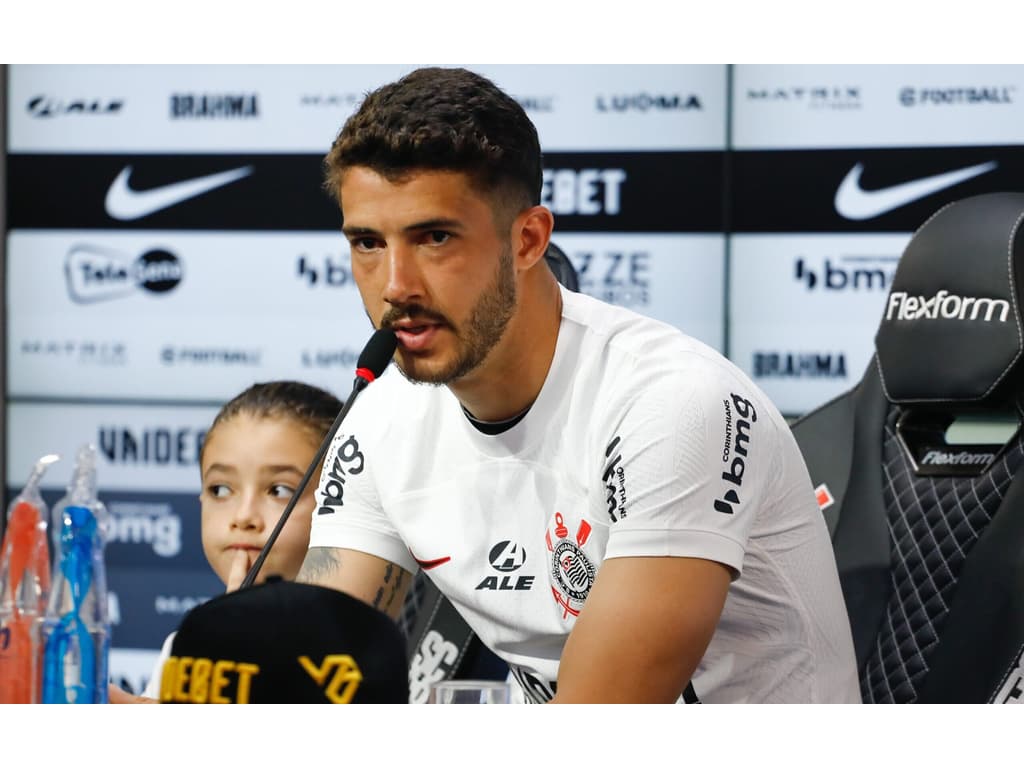 Gustavo Henrique exalta António de Oliveira e se diz honrado com convocação no Corinthians