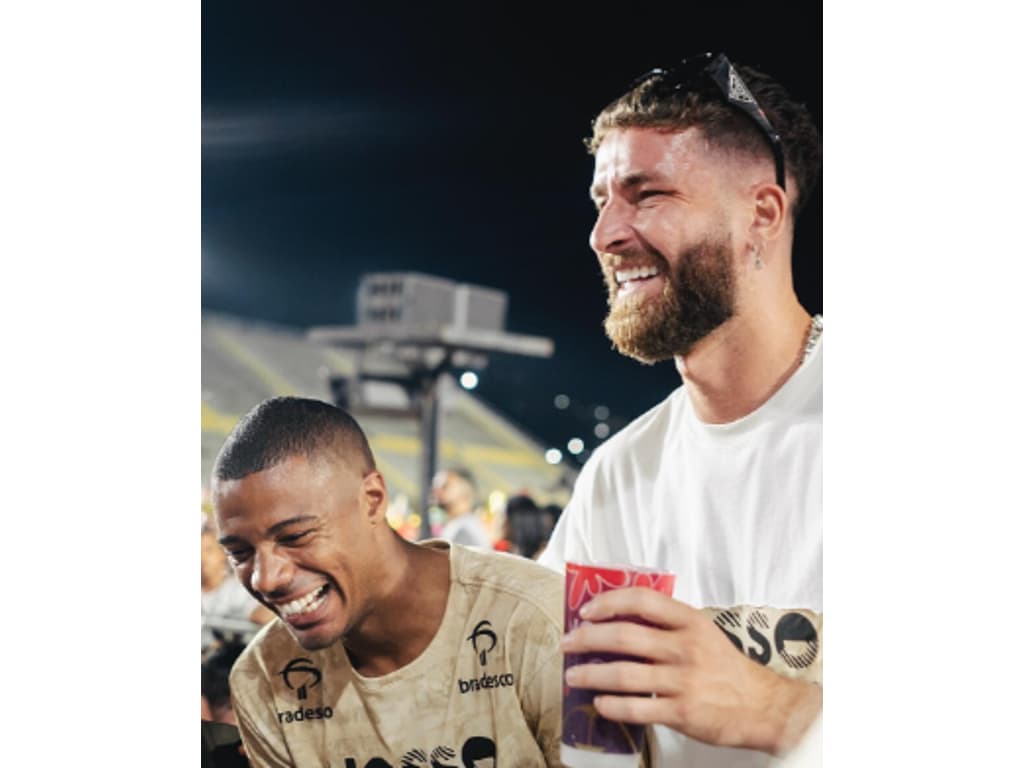 Jogadores do Flamengo prestigiam desfiles da Série Ouro no Carnaval carioca.