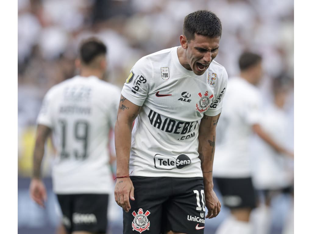 Presidente do Corinthians admite dívida milionária com Rojas e espera resolução segunda-feira.