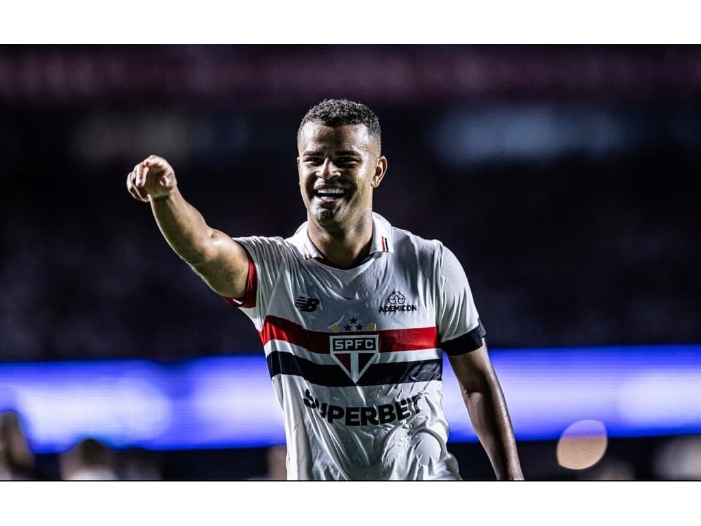 Polêmica arbitragem marca empate entre São Paulo e Palmeiras no Morumbi.