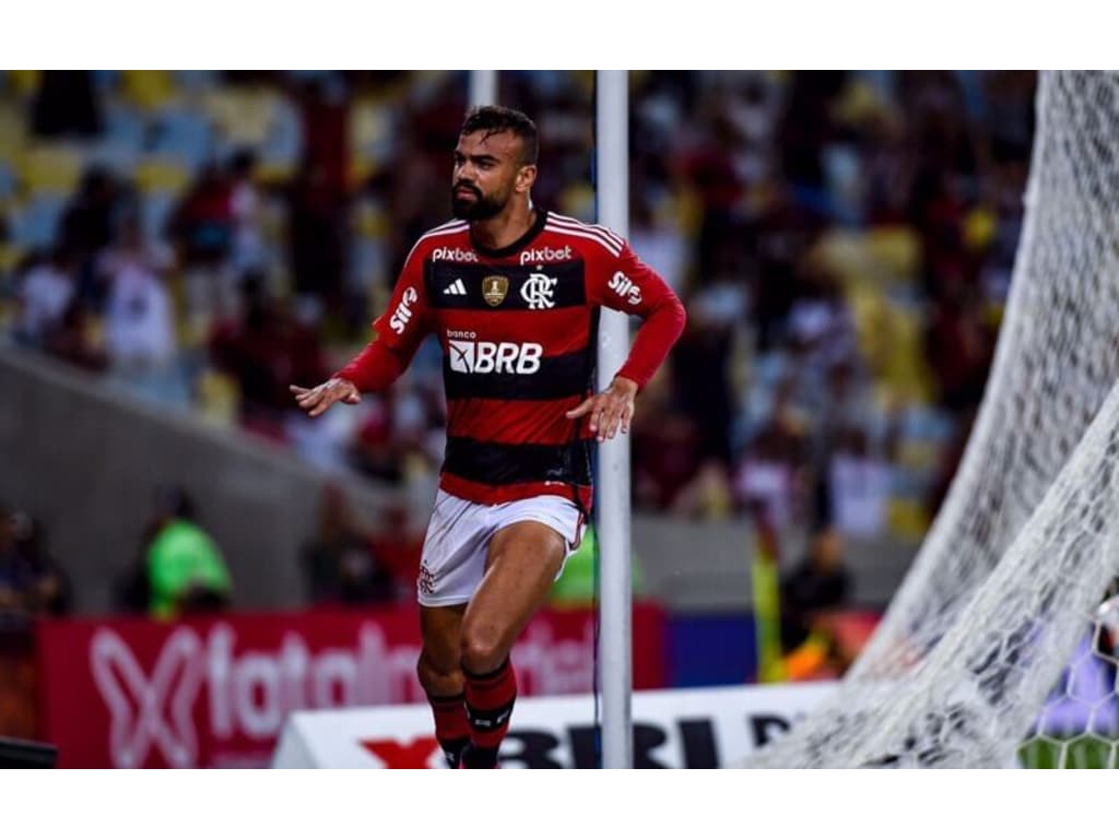 Zagueiro do Flamengo se lesiona e é obrigado a sair da partida.