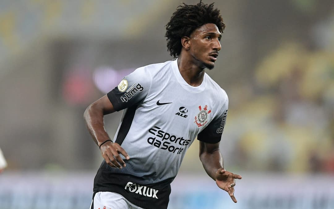 Talles Magno sofreu lesão no ombro e abandonou a partida contra o Fortaleza