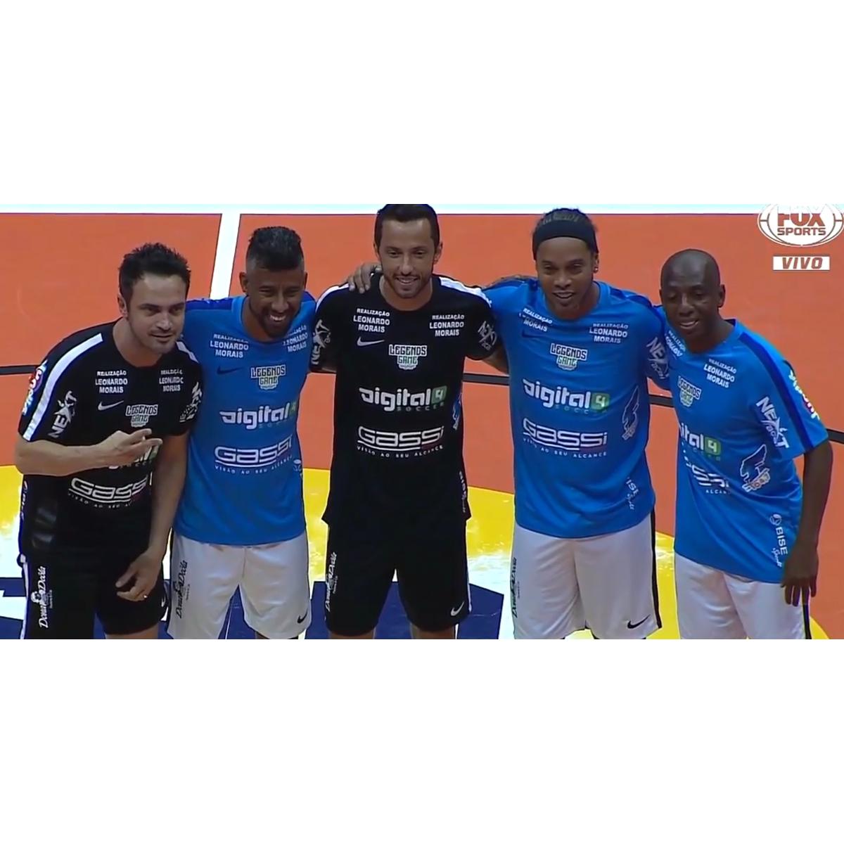 Ronaldinho Gaúcho reúne amigos e dá 'show' de habilidade em São