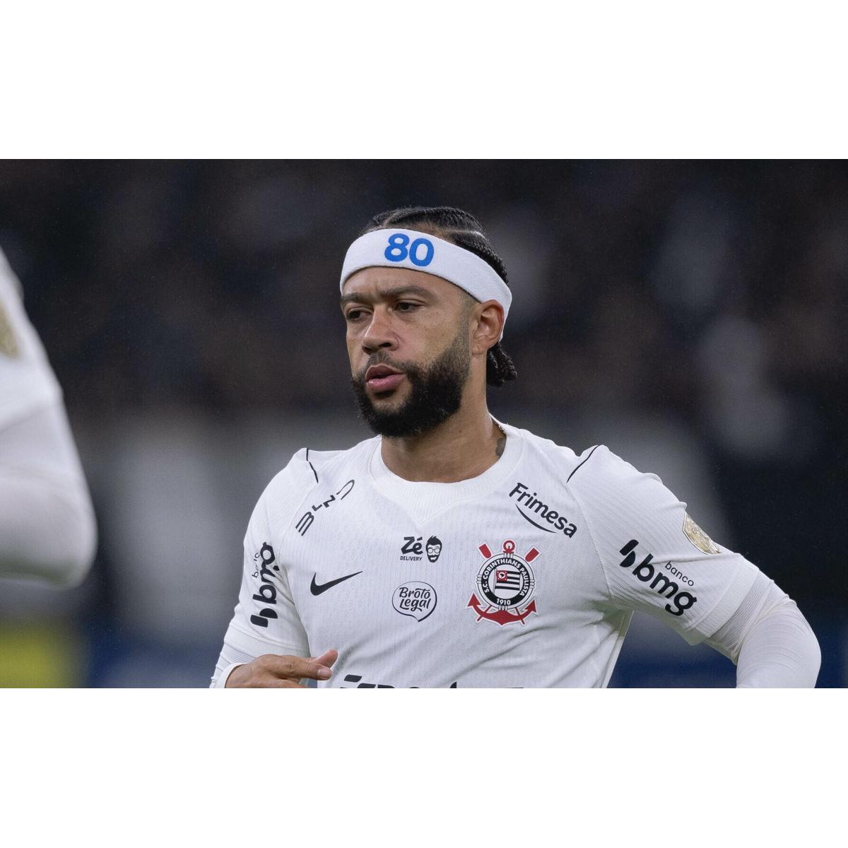 Imagem ilustrativa sobre “Vai continuar?”: Dirigente ironiza renovação de Memphis no Corinthians e web vai à loucura