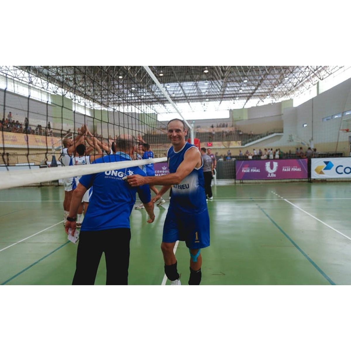 Medalhista olímpico lidera jovens e se reencontra no vôlei aos 45 anos -  Lance!