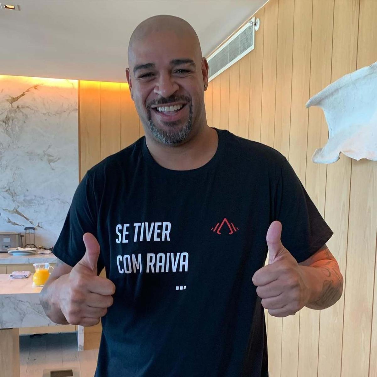 Adriano Imperador mostra varanda gigante de novo apartamento no