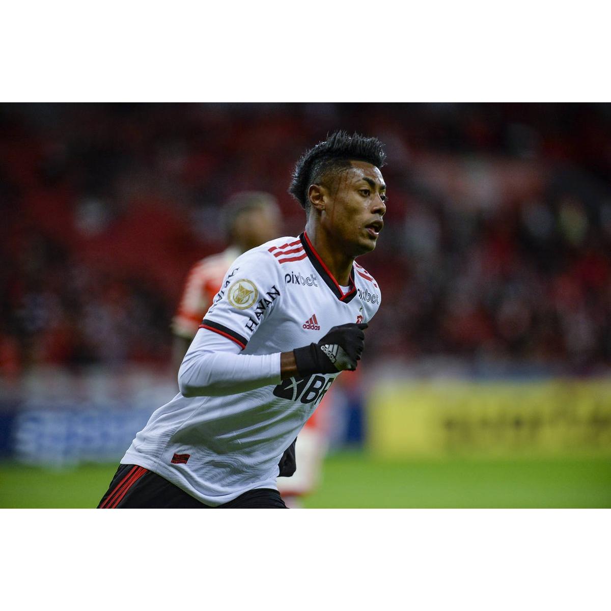 Bruno Henrique realiza cirurgia para reconstrução de ligamento do