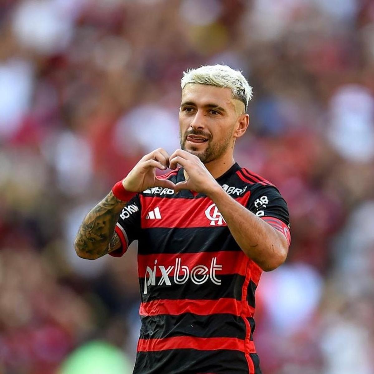 Arrascaeta seleciona equipe ideal com jogadores do Flamengo em destaque.