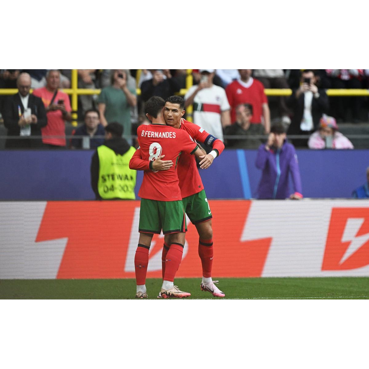 Com recorde de CR7 e falha bizarra da defesa turca, Portugal garante vaga  nas oitavas da Euro - Lance!