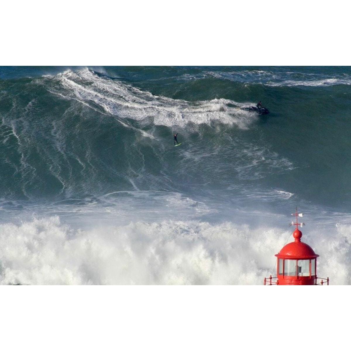 Brasileiro surfa onda gigante em meio à tempestade Ingrid, em Portugal