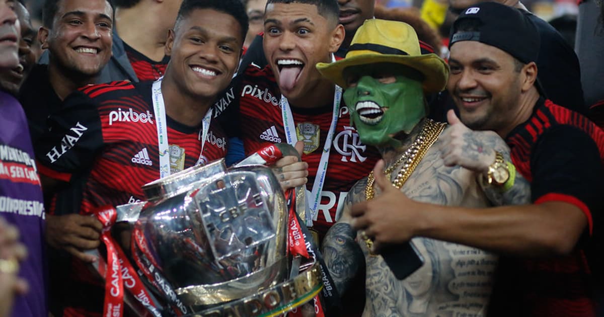 C Daniel Sensação do momento, MC Daniel aparece fantasiado em meio à comemoração ...