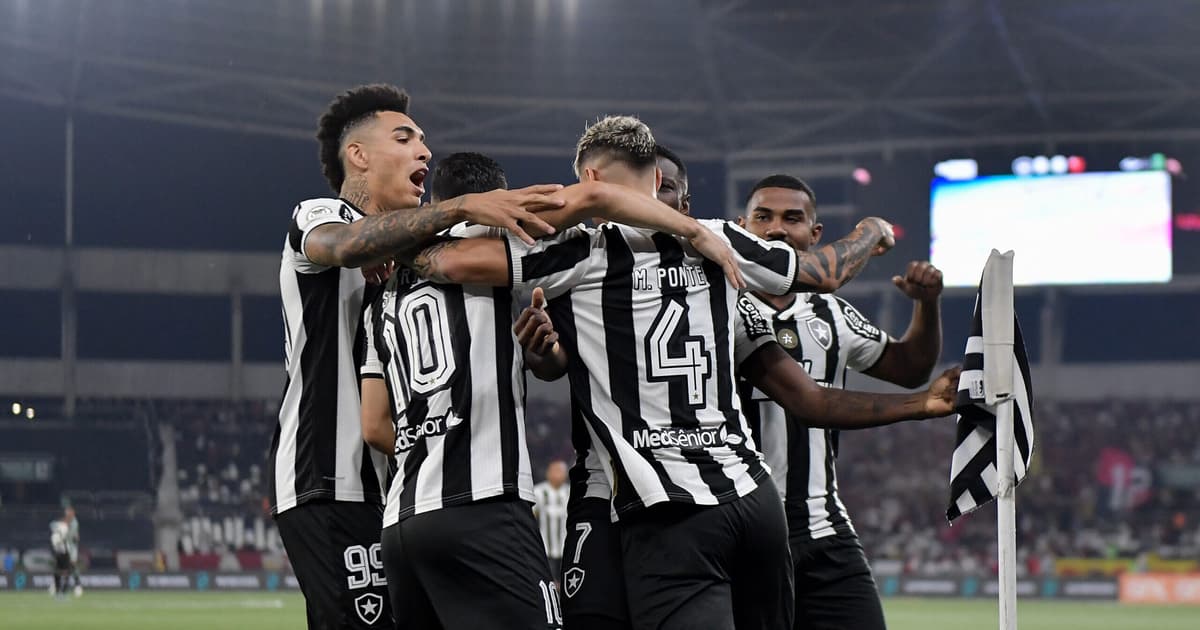 Botafogo goleia o Flamengo e reassume a liderança do Brasileirão