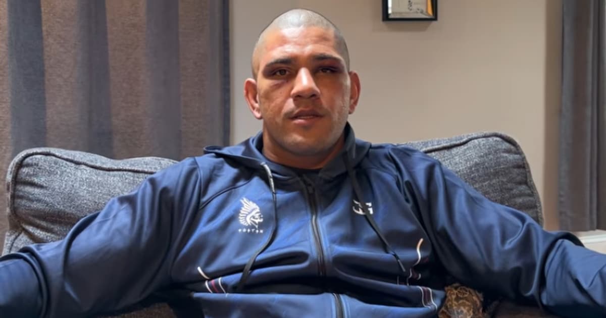 Alex Poatan volta a atacar atitude de árbitro do UFC: 'Cabe a ele intervir'