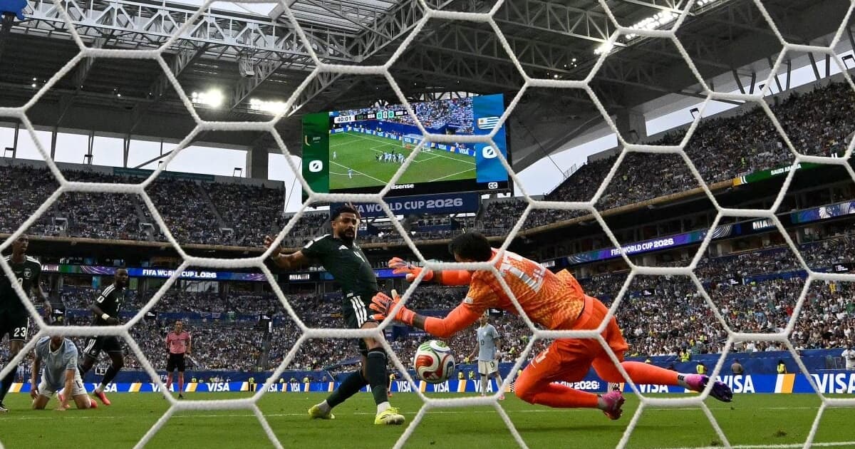 Goleiro Muslera é substituído após nova falha na Copa do Mundo