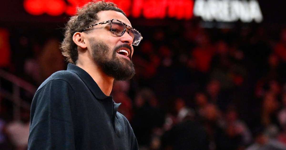 Trae Young rasga camisa do Knicks em Nova York; veja vídeo