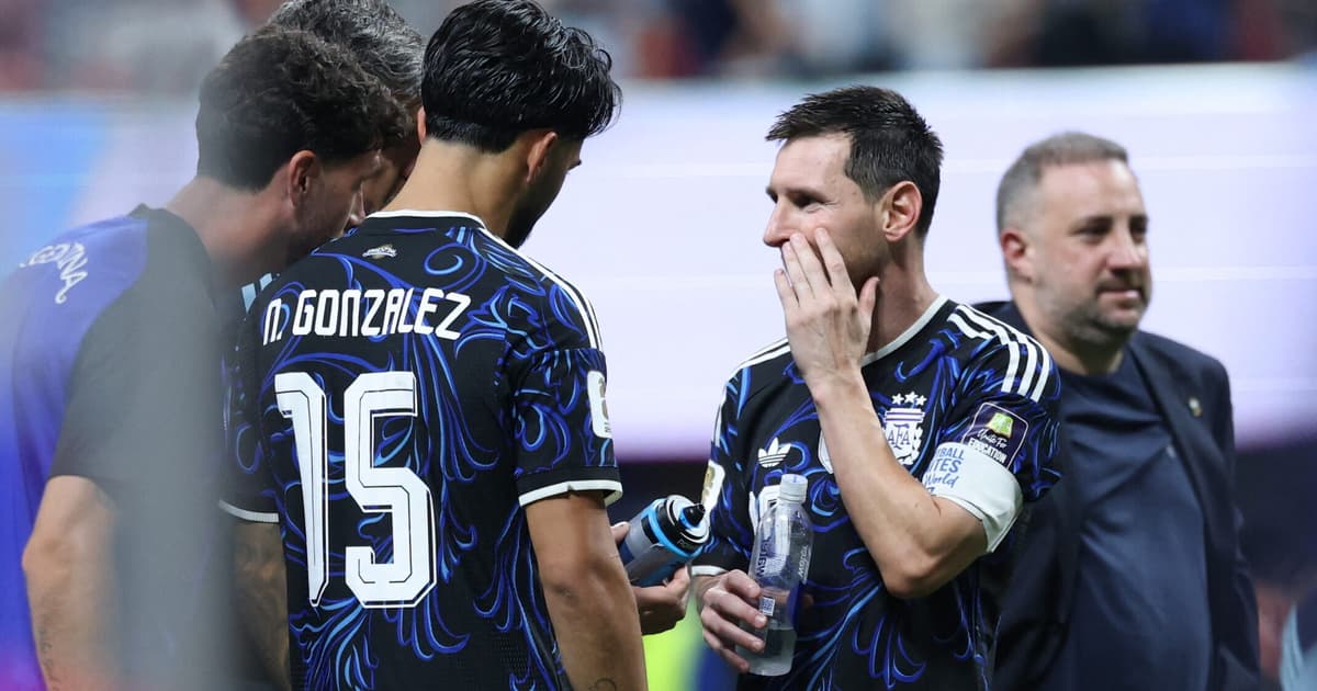 Vídeo: Messi e companheiros analisam a 'cola' na garrafa de Pickford